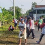 KERJA BAKTI WARGA DESA CITEUREUP DALAM PEMBERSIHAN LINGKUNGAN